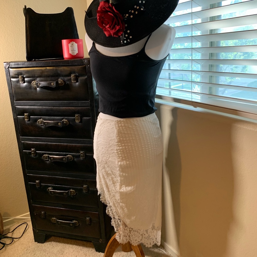 White Lacey skirt NWT small size.